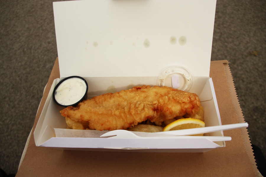 IMG_4143_a.jpg - 'Irish' Fish & Chips - a dozen of lurking birds included