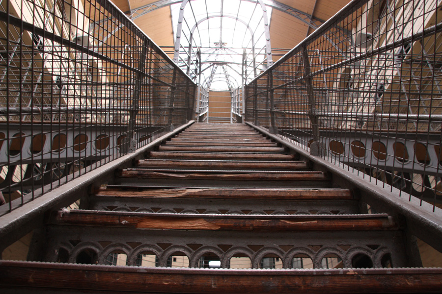 IMG_4319_a.jpg - Stairs, main hall, Kilmainham Gaol, Dublin, Ireland