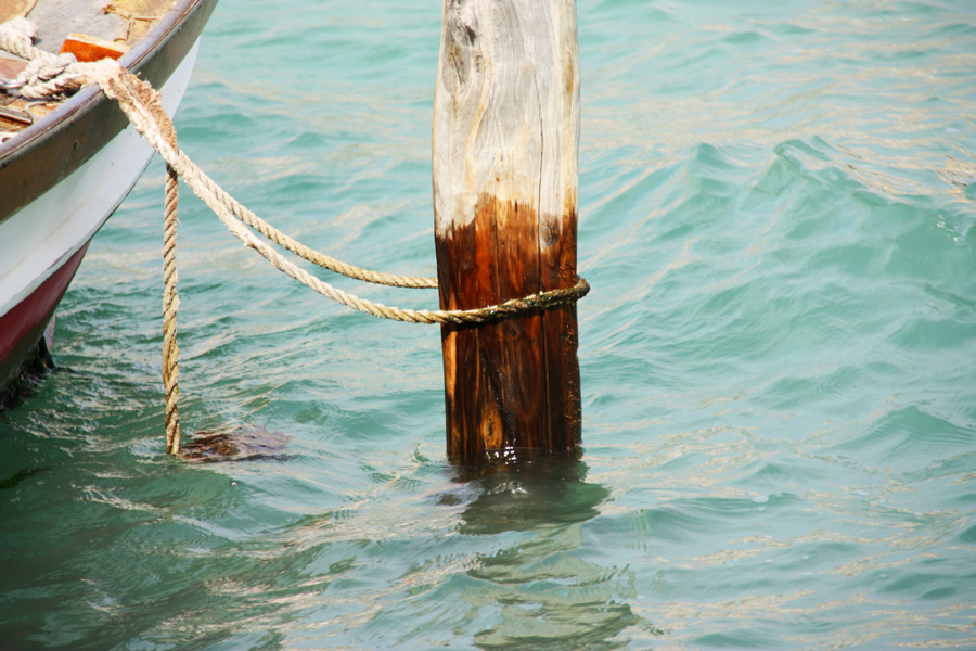 IMG_5041_a.jpg - Boat at a pole, Venice, Italy