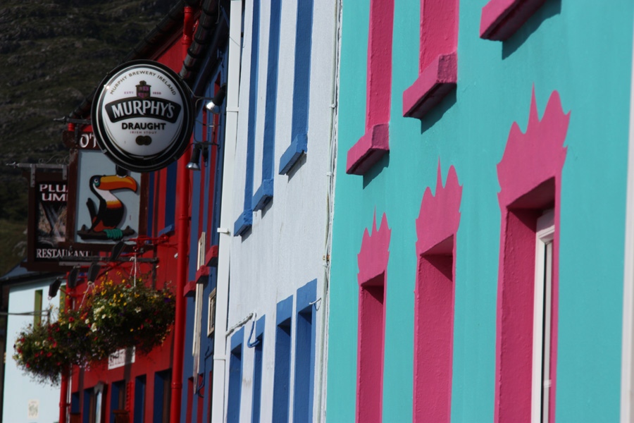 IMG_8373_a.jpg - Colored houses in Allihies, Beara Peninsula, County Cork, Ireland