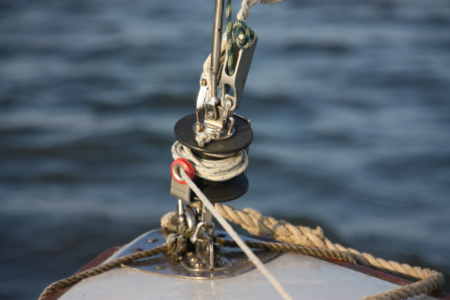 IMG_8794_a.jpg - Tip of a small sailing boat