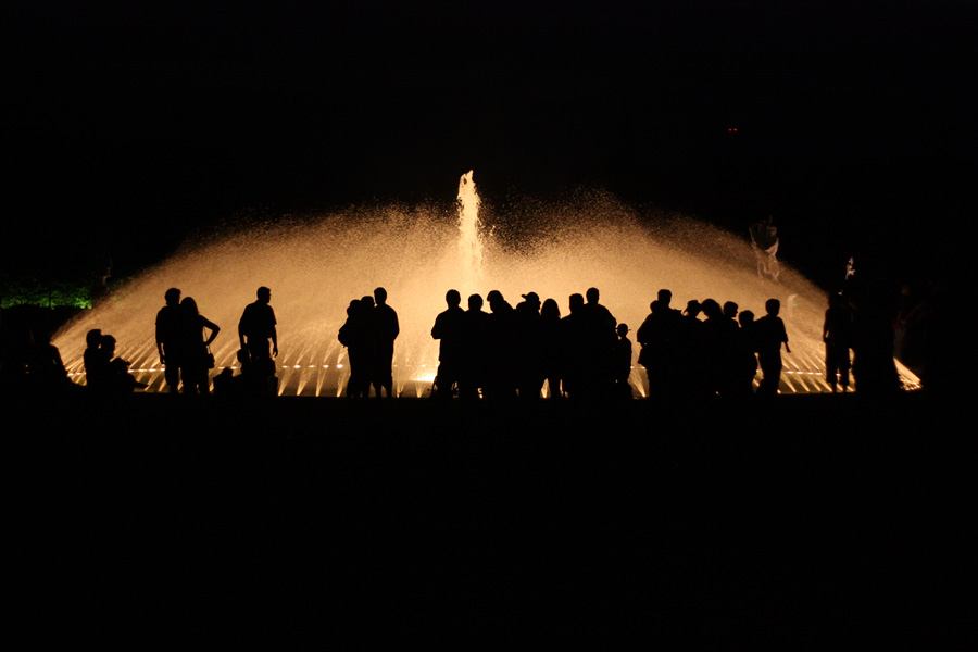 IMG_2566_a.jpg - Shadow Play at the Fountain, Big Garden, Hannover, Germany