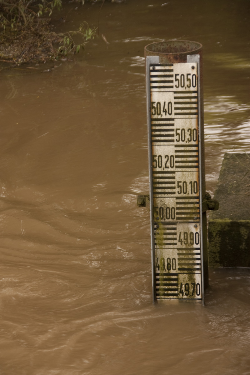 IMG_7027_a.jpg - Staff Gauge at Wasserkunst during Leine Flood 2013, Hannover, Germany