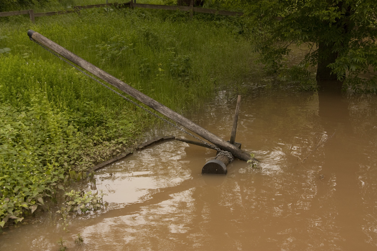 IMG_7052_a.jpg - Drowned Gate at Wasserkunst during Leine Flood 2013, Hannover, Germany
