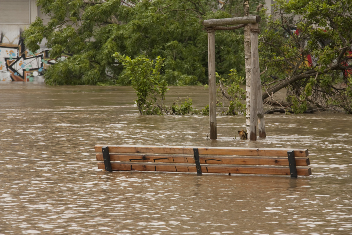 IMG_7105_a.jpg - Bench during Leine Flood 2013, Hannover, Germany